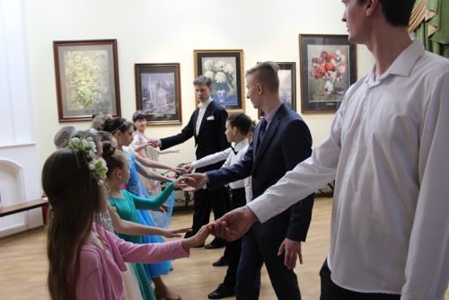 31 марта, в Культурно-выставочном комплексе "Знаменское-Губайлово" состоялся "Весенний бал» студии исторического и бального танца «Дилайт», руководитель - Дмитрий Попов.