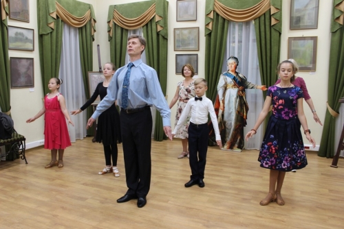 30 августа в усадьбе Знаменское-Губайлово состоялся мастер-класс студии исторического и бального танца "Дилайт", руководитель - Дмитрий Попов