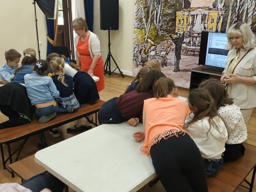 25 мая 3-й класс Свято-Георгиевской гимназии с классным руководителем Светланой Алексеевной посетил интерактивное занятие "АЗ даБУКИ"