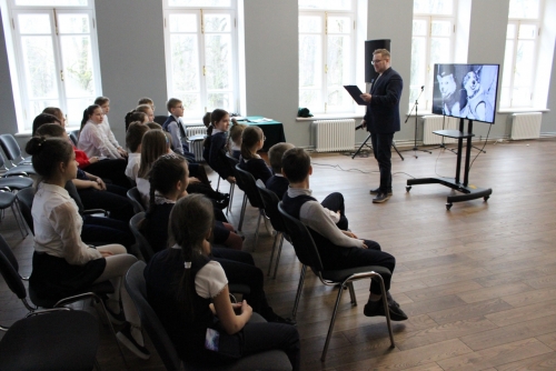 12 апреля в Главном доме усадьбы Знаменское-Губайлово прошла интерактивная программа для детей "Космическая", посвящённая Дню космонавтики