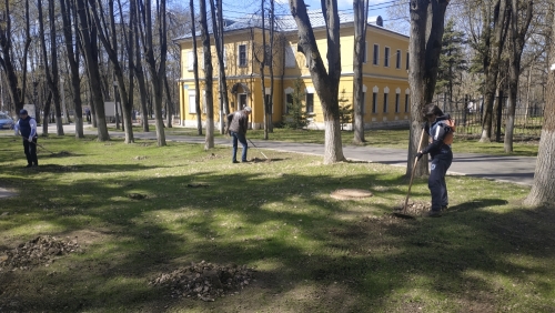 5 мая сотрудники МАУК КВК "Знаменское-Губайлово" , вместе с подрядной организацией, провели субботник на территории усадебного комплекса