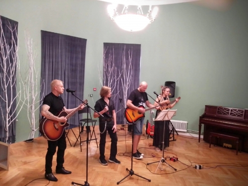 14 августа наши красногорские рок-н-ролльщики выступали в Усадьбе Знаменское-Губайлово с программой "Звезда по имени Цой"