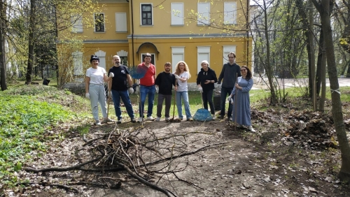 26 апреля 2024 года сотрудники МАУК КВК "Знаменское-Губайлово" продолжили уборку территории усадьбы