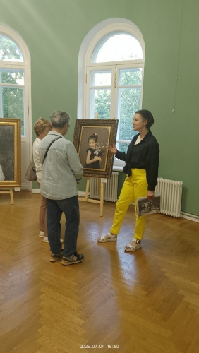 4 июля историческую прогулку по Усадьбе  совершили гости и жители города Красногорска с экскурсоводом Полиной Кузьминой.