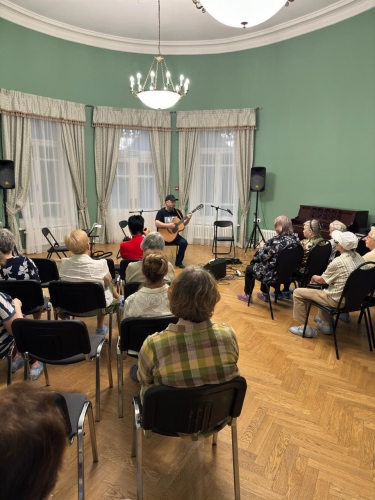 «По-дружески. Встреча вторая» — вечер живой музыки, искренности и теплого звучания