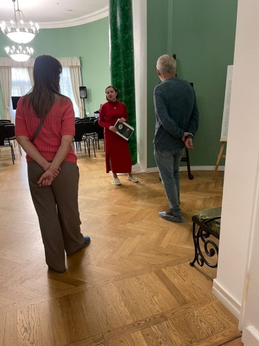 Сегодня обзорную экскурсию по Главному дому для гостей Усадьбы Знаменское-Губайлово провела экскурсовод Полина Кузьмина.